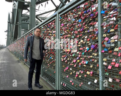 Köln, Deutschland - 30. Dezember 2016: Liebe Schlösser an der Hohenzollernbrücke, Köln, Deutschland. Stockfoto