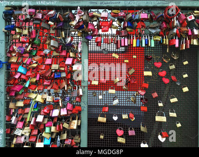 Köln, Deutschland - 30. Dezember 2016: Liebe Schlösser an der Hohenzollernbrücke, Köln, Deutschland. Stockfoto