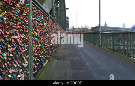 Köln, Deutschland - 30. Dezember 2016: Liebe Schlösser an der Hohenzollernbrücke, Köln, Deutschland. Stockfoto