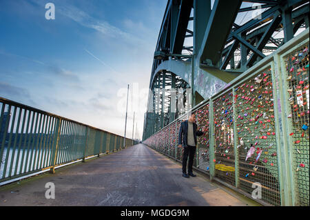 Köln, Deutschland - 30. Dezember 2016: Liebe Schlösser an der Hohenzollernbrücke, Köln, Deutschland. Stockfoto