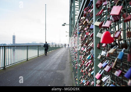 Köln, Deutschland - 30. Dezember 2016: Liebe Schlösser an der Hohenzollernbrücke, Köln, Deutschland. Stockfoto