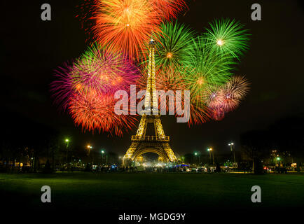 PARIS, Frankreich - 1. Januar 2016: Eiffel-Turm-Light-Leistung, beleuchtet zeigen. Stockfoto