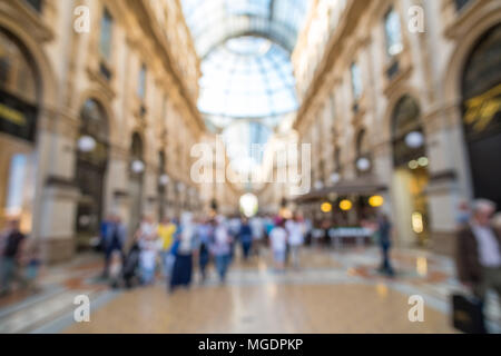 Verschwommenes Bild bokeh von Menschen zu Fuß rund um die Galleria Vittorio Emanuele II, einer der ältesten Einkaufsstraßen der Welt Einkaufszentren. Stockfoto