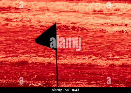 Schwarz Warnung Flagge Grenze markiert den sicheren Badebereich an einem schönen Strand mit blauer Himmel und ein türkisblaues Meer in Israel. Rotes Wasser horror Conc Stockfoto