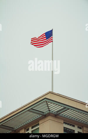 Amerikanische Flagge auf der US-Botschaft in Berlin an einem Wintertag. Stockfoto