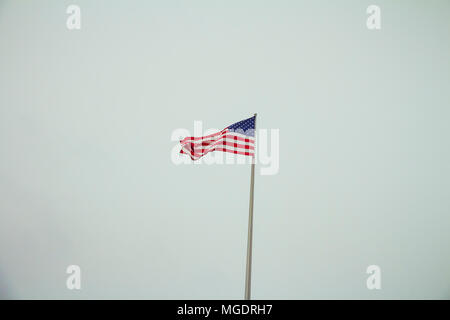 Amerikanische Flagge auf der US-Botschaft in Berlin an einem Wintertag. Stockfoto