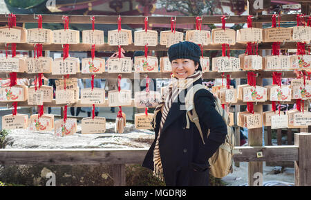 Asiatische ältere weibliche Touristen im Winter Kostüm in Japan reisen Stockfoto