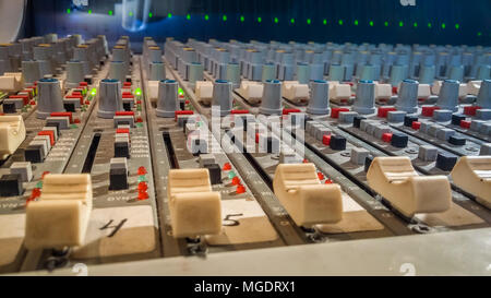 Professional Audio Mixing Console mit Fader im Aufnahmestudio. Stockfoto