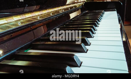 Nahaufnahme von Piano keys. Seitenansicht Stockfoto