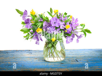 Frühling Blumen Immergrün in Glas Vase auf alten hölzernen Board Stockfoto