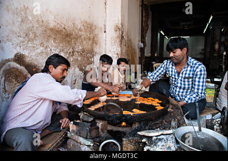 Mumbai, Indien - Dez, 30 2016: Leute, oder Braten Jalebi, die populären indischen süßen Wüste. Jalebi ist ein sehr beliebtes indisches Gericht allein gegessen oder w Stockfoto