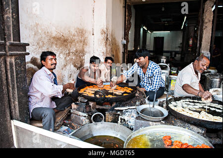 Mumbai, Indien - Dez, 30 2016: Leute, oder Braten Jalebi, die populären indischen süßen Wüste. Jalebi ist ein sehr beliebtes indisches Gericht allein gegessen oder w Stockfoto