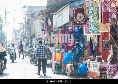 Mumbai, Indien - Dez, 30 2016: Die bunten frischen open air Gulmandi lokalen Markt. Es gibt viele Boutique Bunte indische Textilien abgewürgt. Th Stockfoto