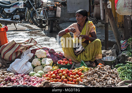 Mumbai, Indien - Dez, 30 2016: Die bunten frischen open air Gulmandi lokalen Markt. Frau verkaufen vergetable auf die Straße gehen. Dies ist einer der Stockfoto