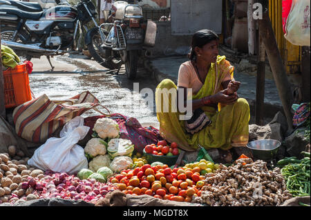 Mumbai, Indien - Dez, 30 2016: Die bunten frischen open air Gulmandi lokalen Markt. Frau Verkauf von Gemüse auf die Straße gehen. Dies ist eine der Th Stockfoto