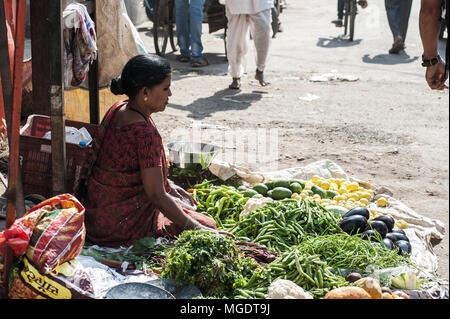 Mumbai, Indien - Dez, 30 2016: Die bunten frischen open air Gulmandi lokalen Markt. Frau verkaufen vergetable auf die Straße gehen. Dies ist einer der Stockfoto