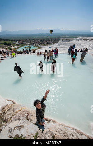 PAMUKKALE, Türkei - 12 April 2015: Touristen am türkisblauen Wasser Travertin Pool Terrasse bei Pamukkale Stockfoto