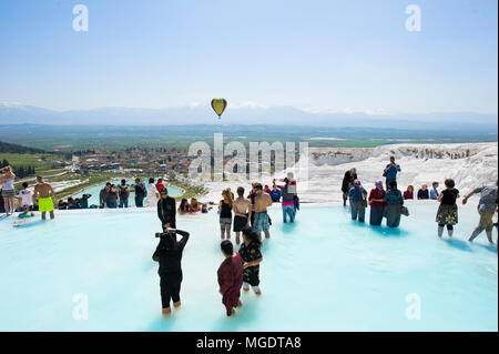 PAMUKKALE, Türkei - 12 April 2015: Türkisblaues Wasser Travertin Pool Terrasse bei Pamukkale Stockfoto