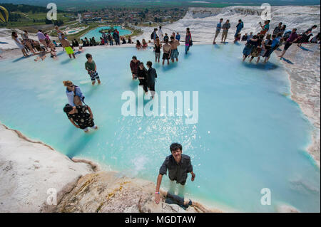 PAMUKKALE, Türkei - 12 April 2015: Türkisblaues Wasser Travertin Pool Terrasse bei Pamukkale Stockfoto