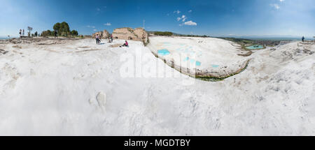 PAMUKKALE, Türkei - 12 April 2015: Türkisblaues Wasser Travertin Pool Terrasse bei Pamukkale Stockfoto