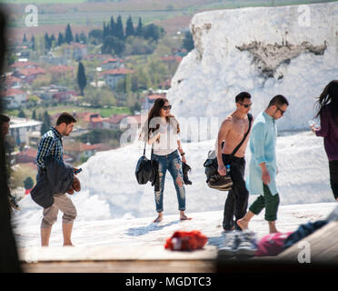 PAMUKKALE, Türkei - 12 April 2015: Türkisblaues Wasser Travertin Pool Terrasse bei Pamukkale Stockfoto