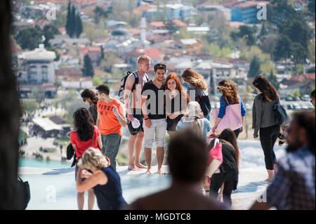 PAMUKKALE, Türkei - 12 April 2015: Türkisblaues Wasser Travertin Pool Terrasse bei Pamukkale Stockfoto