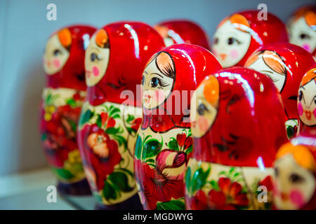 Viele rote Babuschkas in einer Reihe angeordnet. Stockfoto