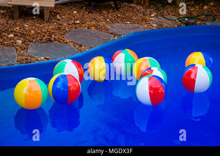 Bunte Bälle schwimmen im Pool. Stockfoto