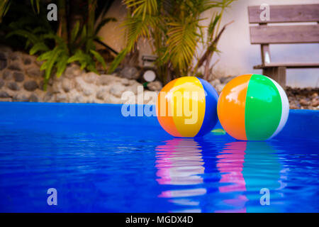 Bunte Bälle schwimmen im Pool. Stockfoto