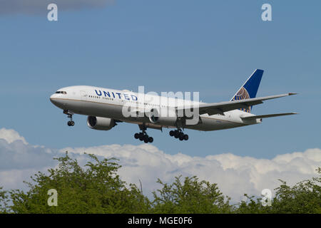 N795UA United Airlines Boeing 777-222/ER Landung in London Heathrow am 26. April 2018. Stockfoto