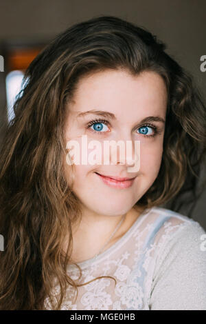 Close Up Portrait von schönen Lächelnden jungen kaukasischen Frau Mädchen. Hübsche Junge kaukasier Frau zu Hause, sehr glücklich. Stockfoto