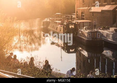 Lifestyle, Lastkähne, Geselligkeit und genießen die Sonne auf Regents Canal an einem sommerlichen Abend wenn die Sonne untergeht Stockfoto