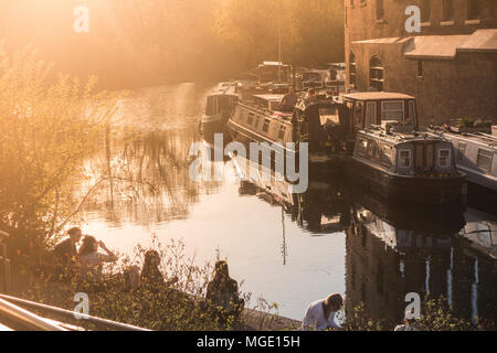 Lifestyle, Lastkähne, Geselligkeit und genießen die Sonne auf Regents Canal an einem sommerlichen Abend wenn die Sonne untergeht Stockfoto