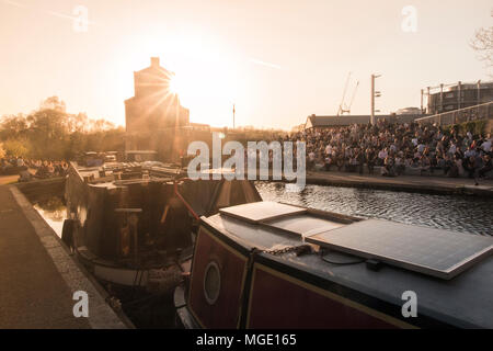 Lifestyle, Lastkähne, Geselligkeit und genießen die Sonne auf Regents Canal an einem sommerlichen Abend wenn die Sonne untergeht