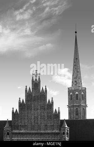 Kirche des hl. Adalbert in Breslau Niederschlesien, Polen. Die älteste Kirche auf dem linken Ufer des Flusses Odra. Schwarz und Weiß. Stockfoto