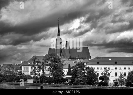 Die Dominsel in Breslau Polen mit Blick auf des Hl. Johannes des Täufers malerischen Panorama mittelalterlichen Stadt. Schwarz und Weiß. Stockfoto