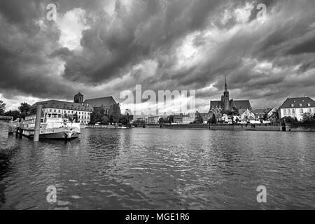 Die Dominsel in Breslau Polen mit Blick auf des Hl. Johannes des Täufers malerischen Panorama mittelalterlichen Stadt. Schwarz und Weiß. Stockfoto