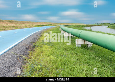 Raw Water Pipeline und Verteilung parallel der Straße. Stockfoto