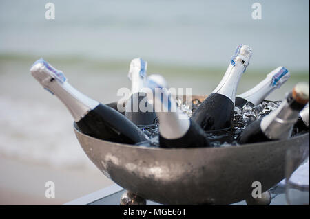 Weinflaschen in Eis Löffel auf Luxury Beach dinning Partei bei Sonnenuntergang. Stockfoto