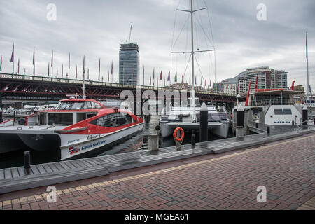 Sydney, NSW, Australia-December 6,2016: Darling Harbour mit nautischen Schiffe und die Pyrmont Bridge unter bedecktem Himmel in Sydney, Australien Stockfoto