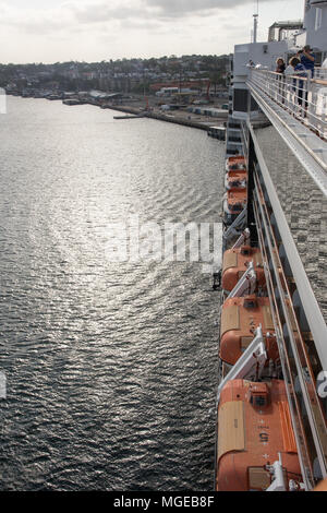 Sydney, NSW, Australia-December 7,2016: Touristen an den Blick von Holland America Cruise Ship in Sydney, Australien angedockt suchen Stockfoto