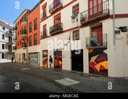 Street Scene zeigen Beispiele von bunten Street Art verwendet, um gebäudeeingängen verzieren, Barrio Del Carmen, Valencia, Spanien. Stockfoto