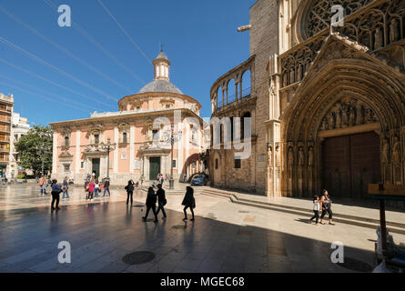 Wahrzeichen Basilika de los Desamparados (links) und die Kathedrale von Valencia An der Plaza de la Virgen, Norden Cuitat Vella Bezirk, Valencia, Spanien Stockfoto