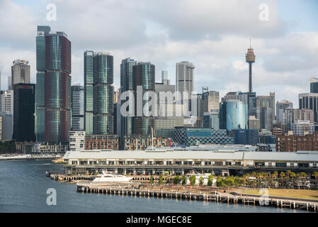 Sydney, NSW, Australia-December 7,2016: Riverfront Apartmentanlage mit angelegten nautische Schiffe und städtischen Architektur in Sydney, Australien Stockfoto