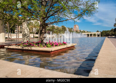 Dekorative Springbrunnen in Jardines del Turia, einem ehemaligen Flussbett zu einem öffentlichen Garten durch das Zentrum von Valencia, Spanien, umgewandelt. Stockfoto