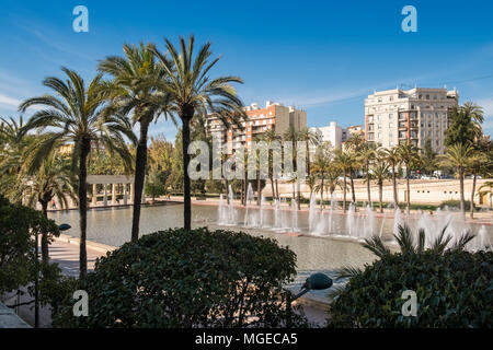 Dekorative Springbrunnen in Jardines del Turia, einem ehemaligen Flussbett zu einem öffentlichen Garten durch das Zentrum von Valencia, Spanien, umgewandelt. Stockfoto