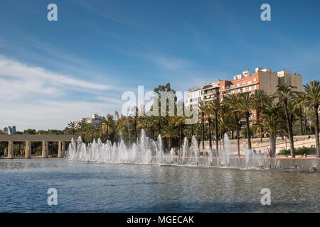 Dekorative Springbrunnen in Jardines del Turia, einem ehemaligen Flussbett zu einem öffentlichen Garten durch das Zentrum von Valencia, Spanien, umgewandelt. Stockfoto