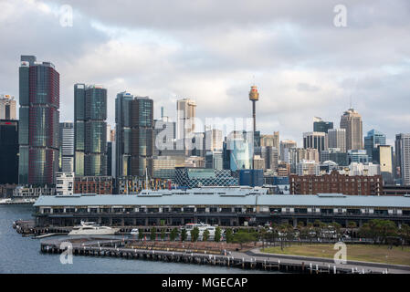 Sydney, NSW, Australia-December 7,2016: Riverfront Apartmentanlage mit angelegten nautische Schiffe und städtischen Architektur in Sydney, Australien Stockfoto
