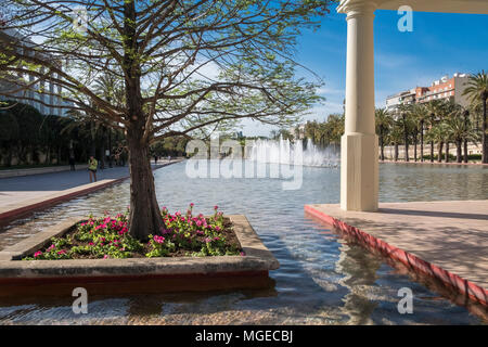 Dekorative Springbrunnen in Jardines del Turia, einem ehemaligen Flussbett zu einem öffentlichen Garten durch das Zentrum von Valencia, Spanien, umgewandelt. Stockfoto