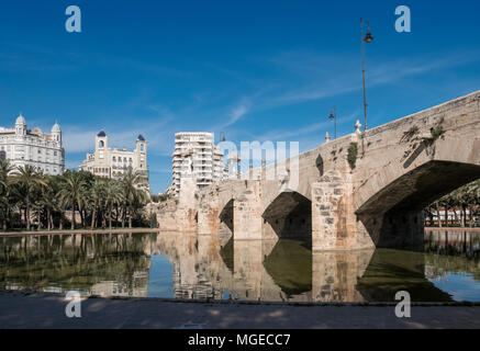 Puente del Mar Brücke im Turia Gärten (Jardines del Turia), eine 9 km ehemaligen Flussbett durch die Innenstadt, Valencia, Spanien Stockfoto